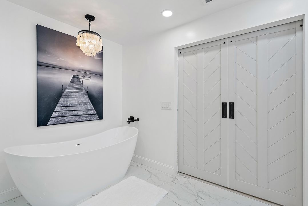 合同活跃: $2,939,000 (4 贝兹, 3 浴室, 2334 平方英尺)