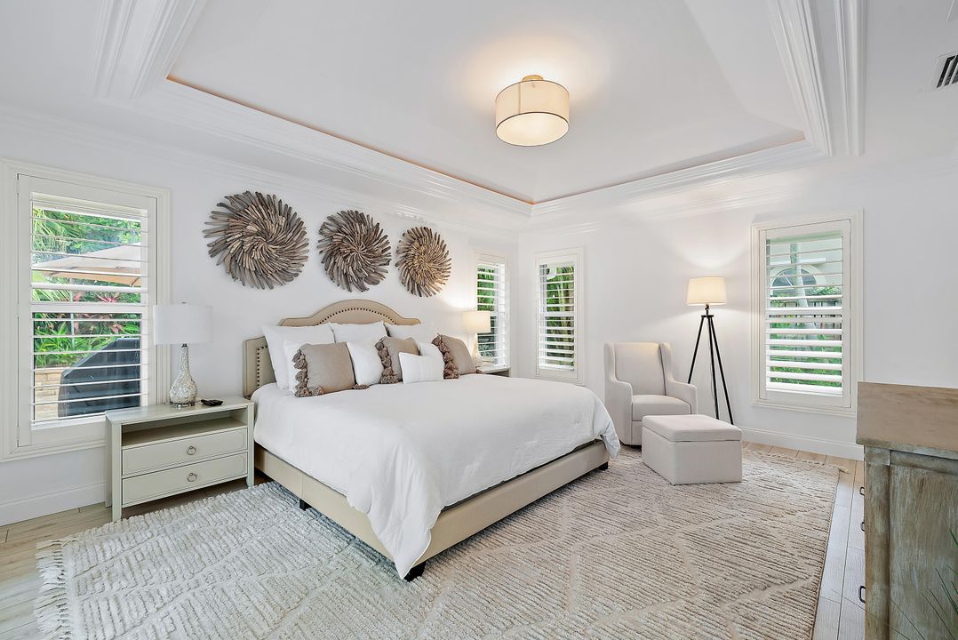 合同活跃: $2,939,000 (4 贝兹, 3 浴室, 2334 平方英尺)