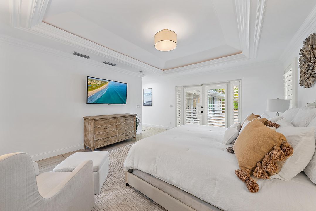 合同活跃: $2,939,000 (4 贝兹, 3 浴室, 2334 平方英尺)