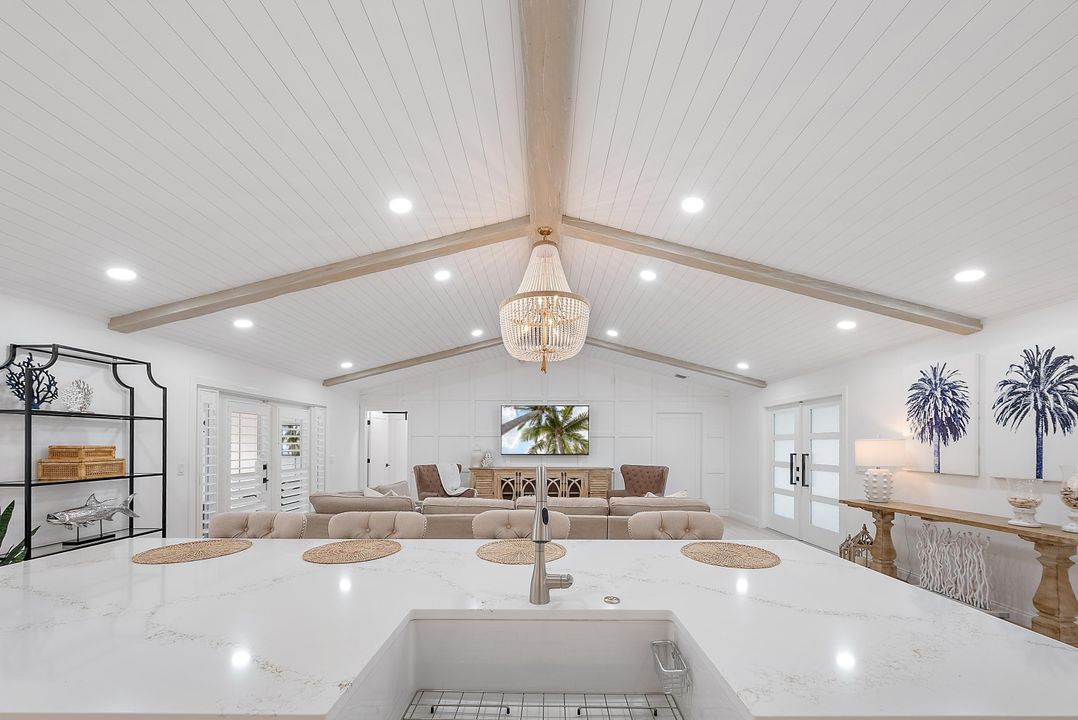 合同活跃: $2,939,000 (4 贝兹, 3 浴室, 2334 平方英尺)