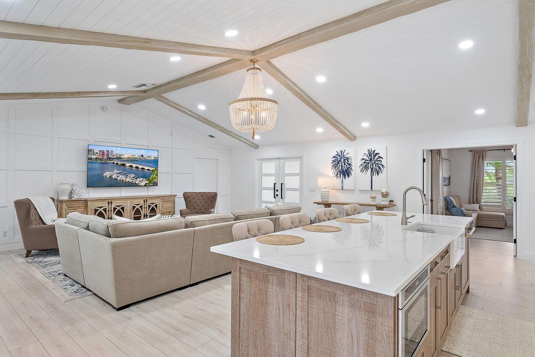 合同活跃: $2,939,000 (4 贝兹, 3 浴室, 2334 平方英尺)