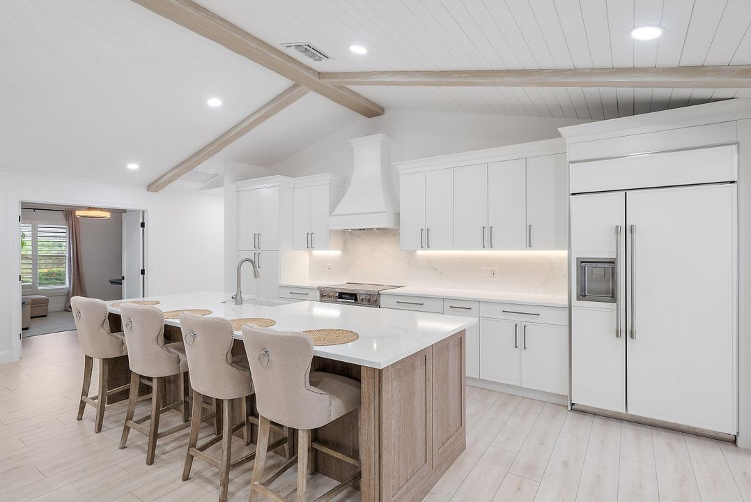 合同活跃: $2,939,000 (4 贝兹, 3 浴室, 2334 平方英尺)