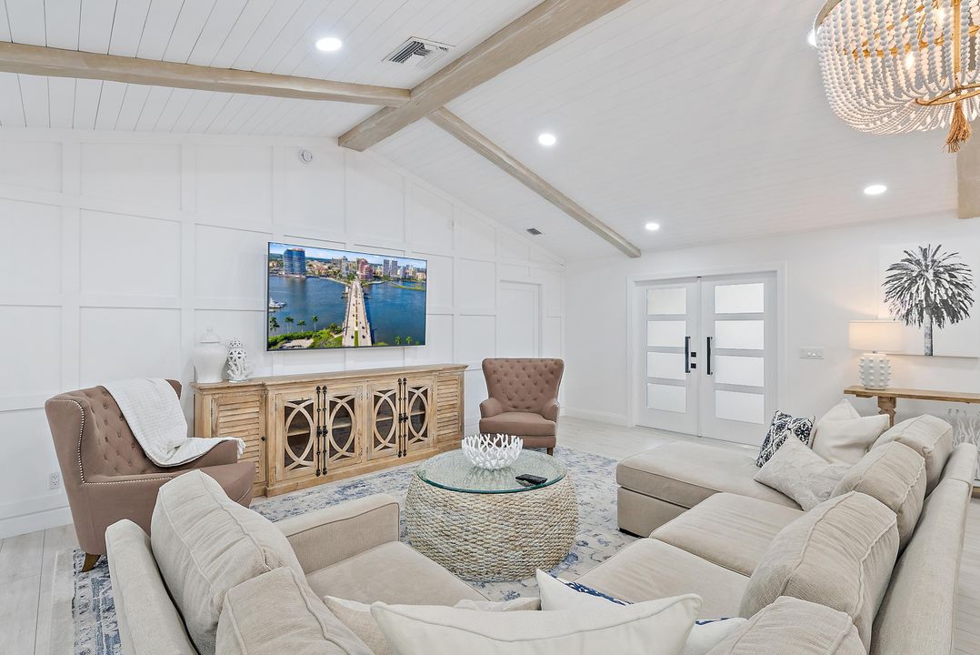 合同活跃: $2,939,000 (4 贝兹, 3 浴室, 2334 平方英尺)