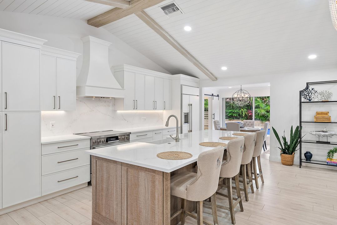 合同活跃: $2,939,000 (4 贝兹, 3 浴室, 2334 平方英尺)