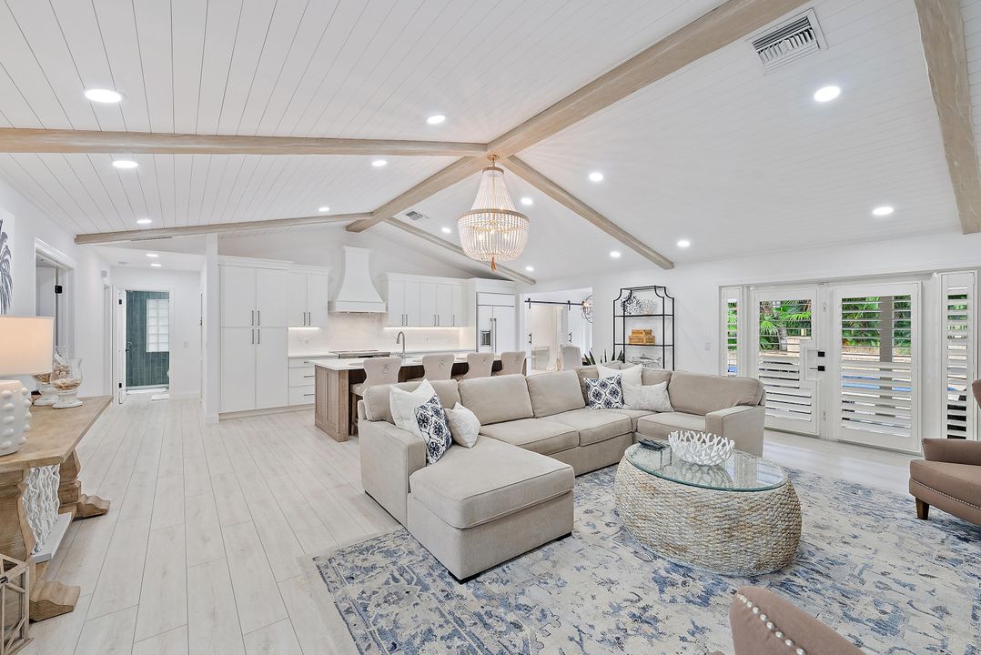 合同活跃: $2,939,000 (4 贝兹, 3 浴室, 2334 平方英尺)