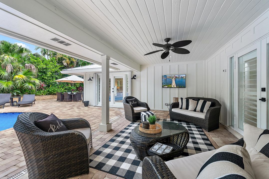 合同活跃: $2,939,000 (4 贝兹, 3 浴室, 2334 平方英尺)