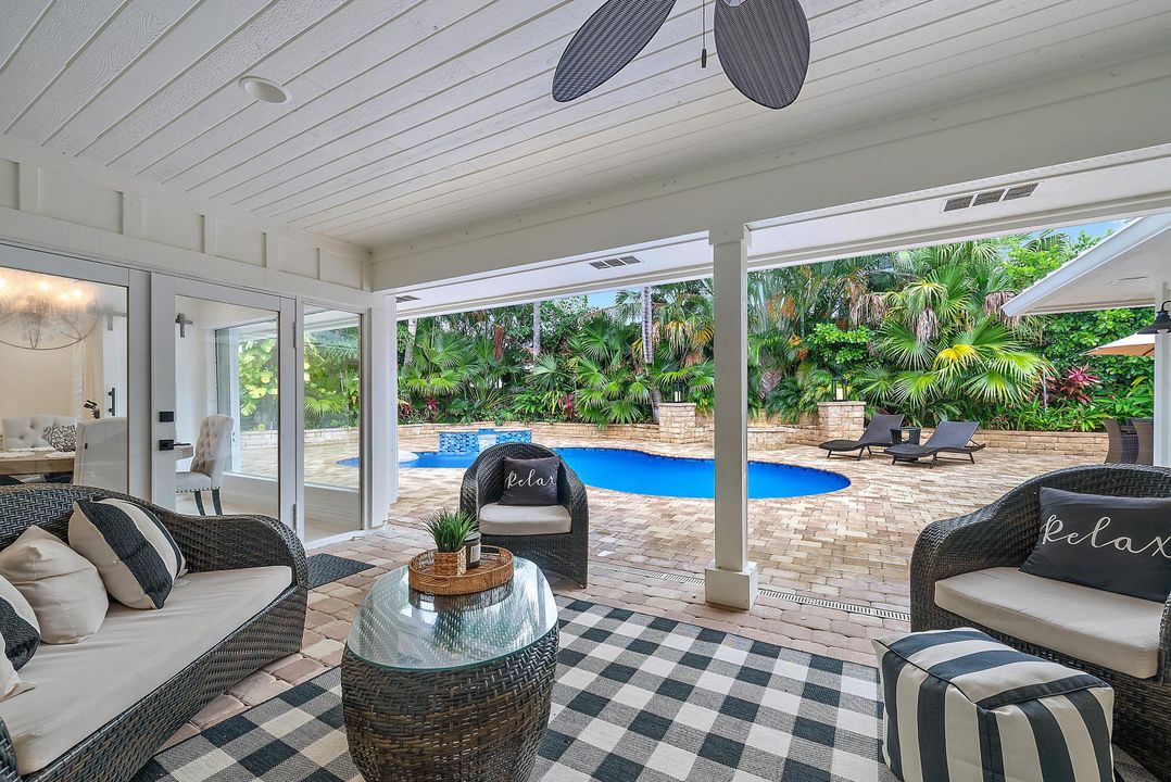 合同活跃: $2,939,000 (4 贝兹, 3 浴室, 2334 平方英尺)