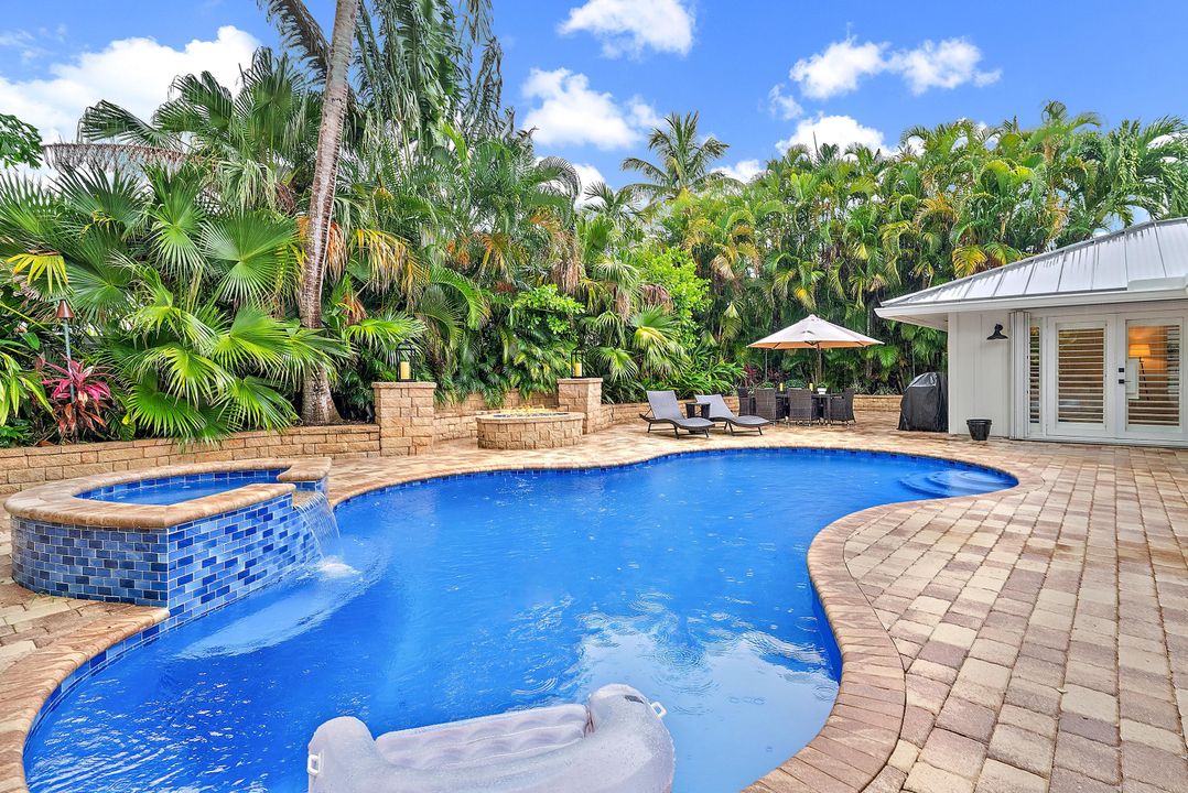 合同活跃: $2,939,000 (4 贝兹, 3 浴室, 2334 平方英尺)