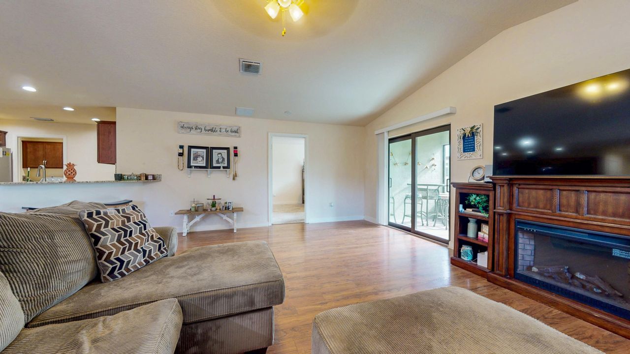 Active With Contract: $205,000 (2 beds, 2 baths, 1357 Square Feet)