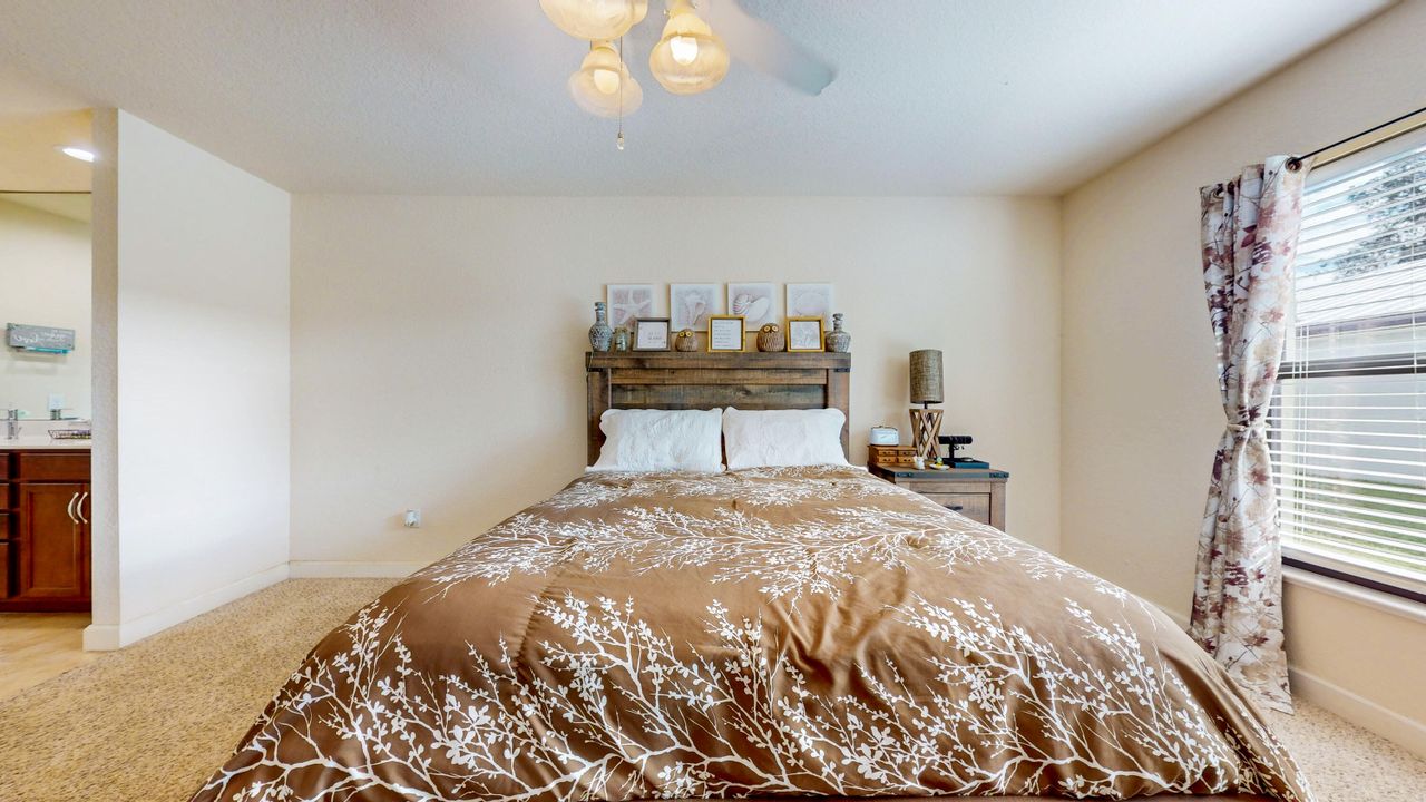 Active With Contract: $205,000 (2 beds, 2 baths, 1357 Square Feet)