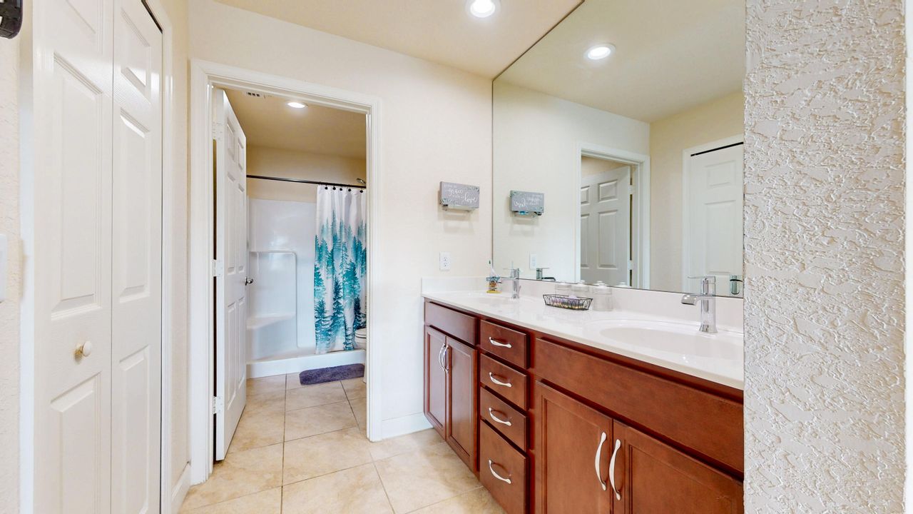 Active With Contract: $205,000 (2 beds, 2 baths, 1357 Square Feet)