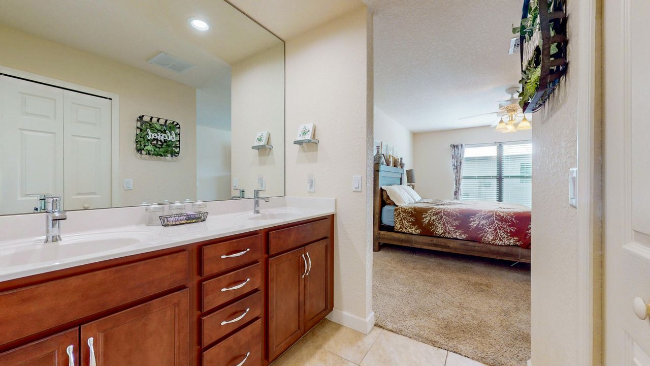 Active With Contract: $205,000 (2 beds, 2 baths, 1357 Square Feet)