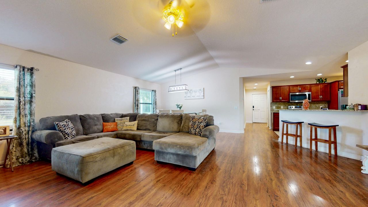 Active With Contract: $205,000 (2 beds, 2 baths, 1357 Square Feet)