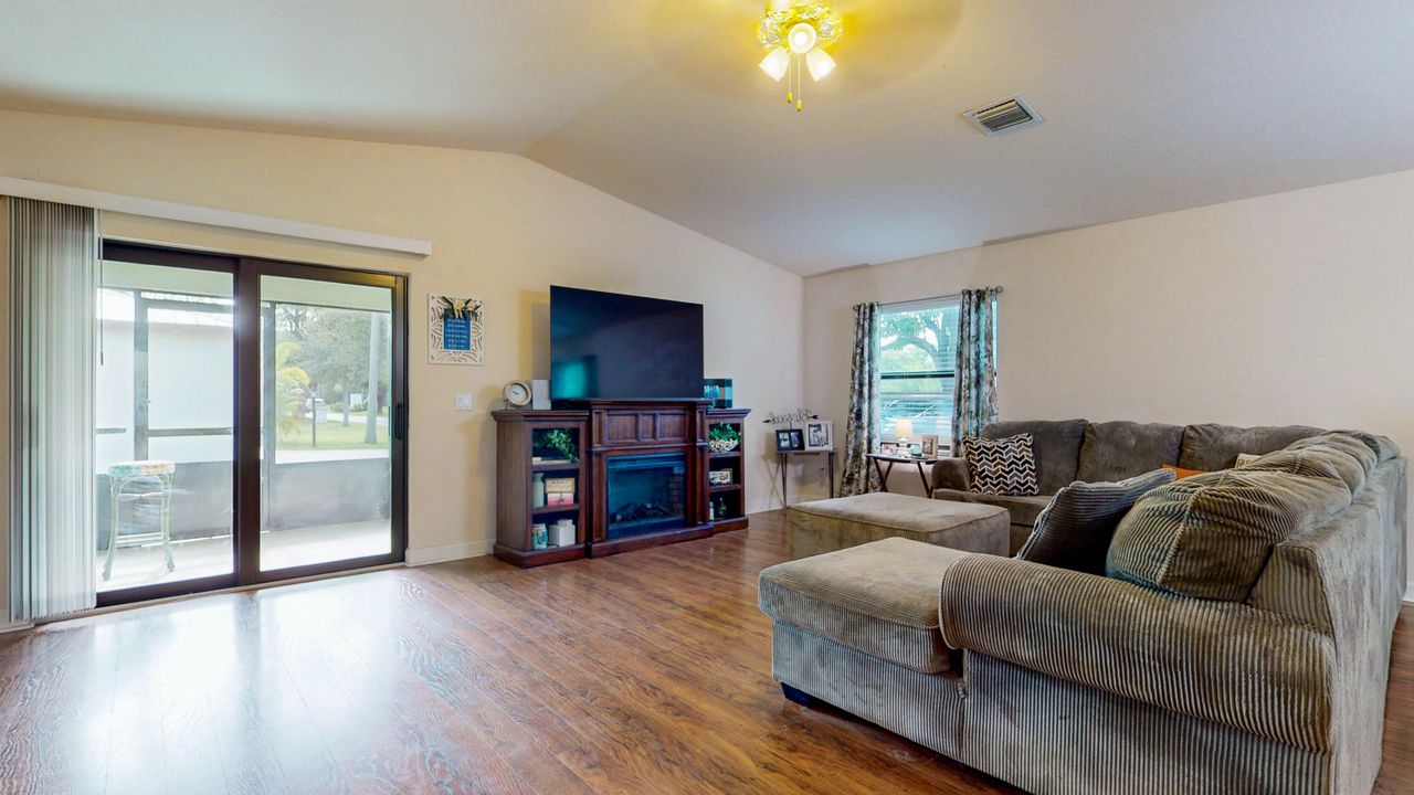 Active With Contract: $205,000 (2 beds, 2 baths, 1357 Square Feet)