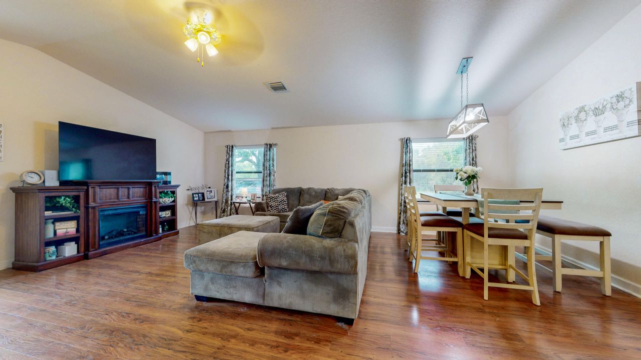 Active With Contract: $205,000 (2 beds, 2 baths, 1357 Square Feet)