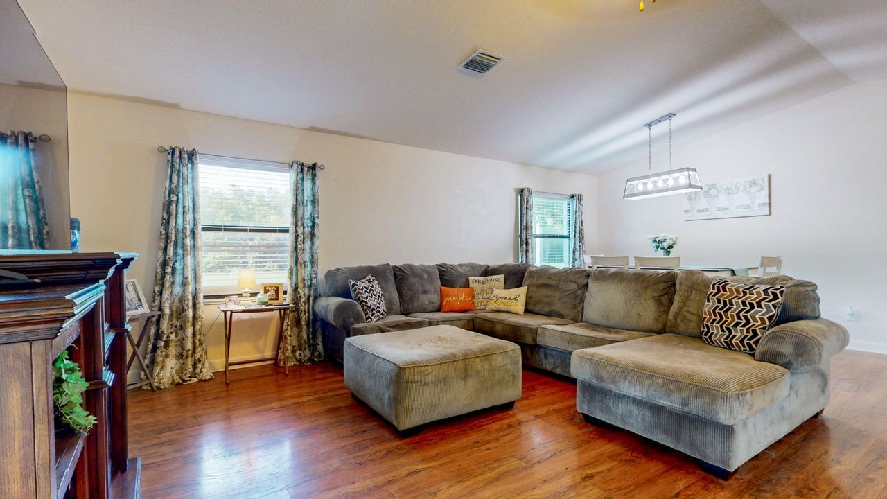 Active With Contract: $205,000 (2 beds, 2 baths, 1357 Square Feet)