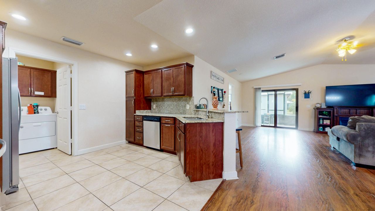 Active With Contract: $205,000 (2 beds, 2 baths, 1357 Square Feet)