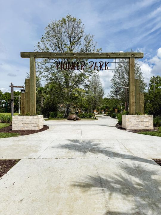 For Sale: $215,900 (2 beds, 2 baths, 1018 Square Feet)