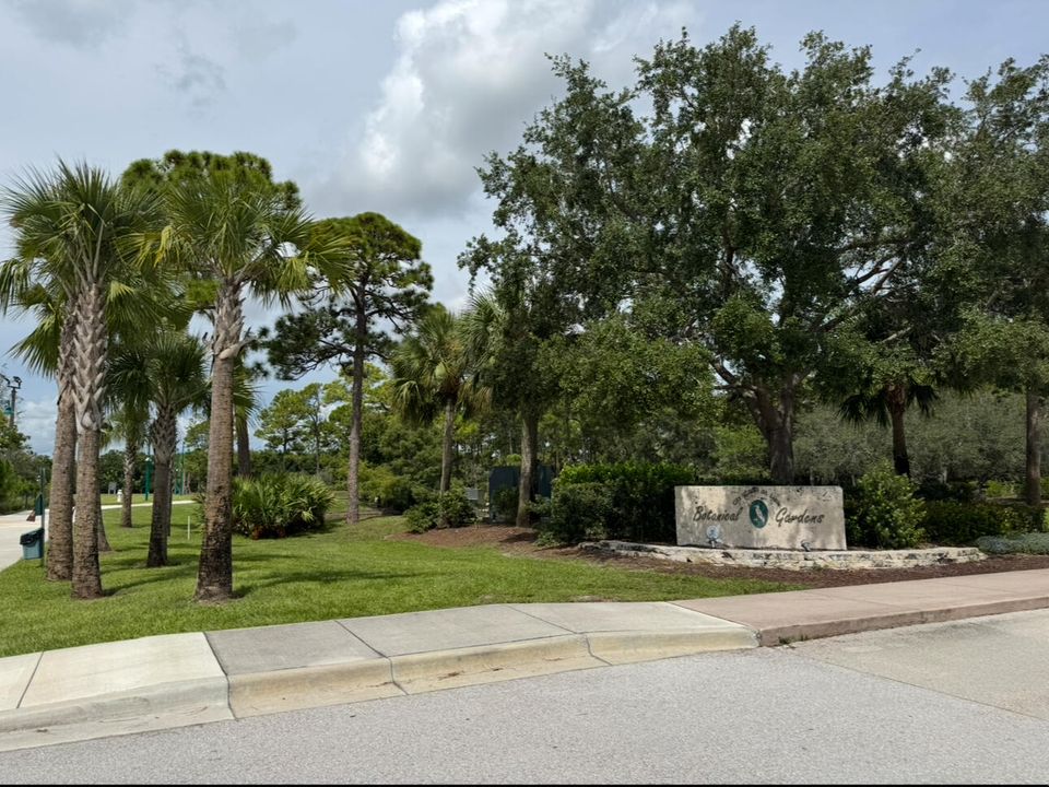 For Sale: $215,900 (2 beds, 2 baths, 1018 Square Feet)