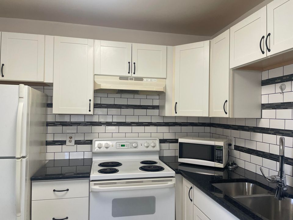 待售: $64,000 (1 贝兹, 1 浴室, 720 平方英尺)