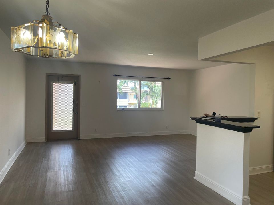 待售: $64,000 (1 贝兹, 1 浴室, 720 平方英尺)