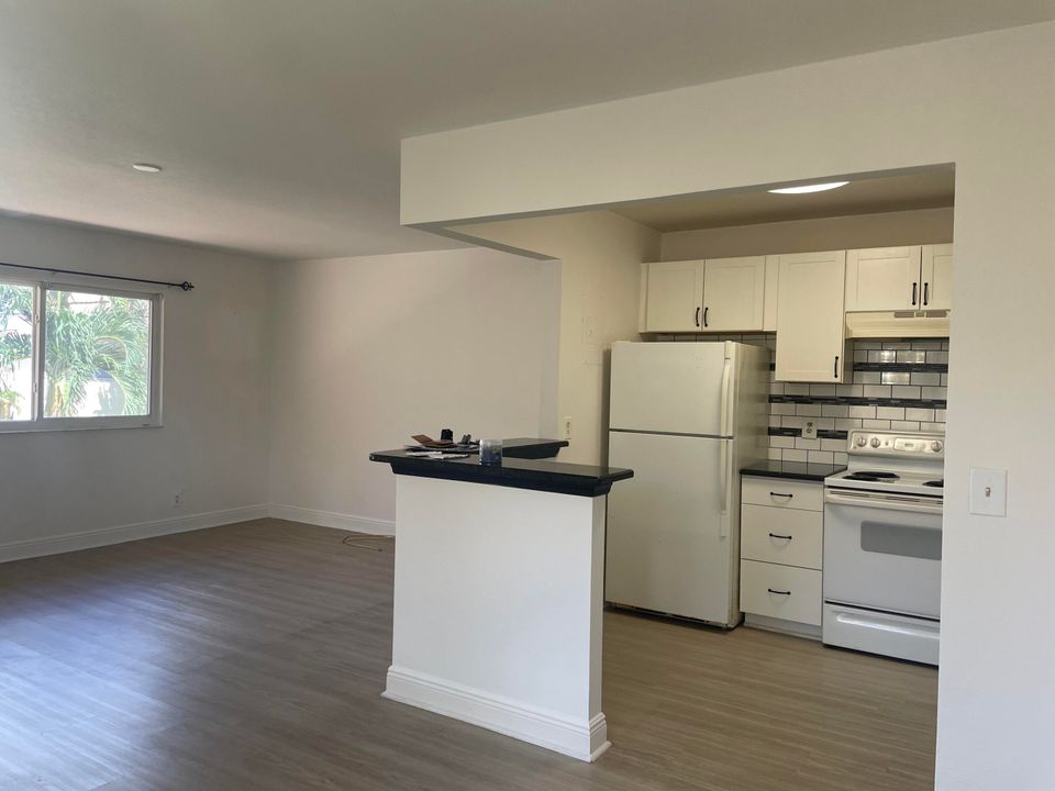 待售: $64,000 (1 贝兹, 1 浴室, 720 平方英尺)