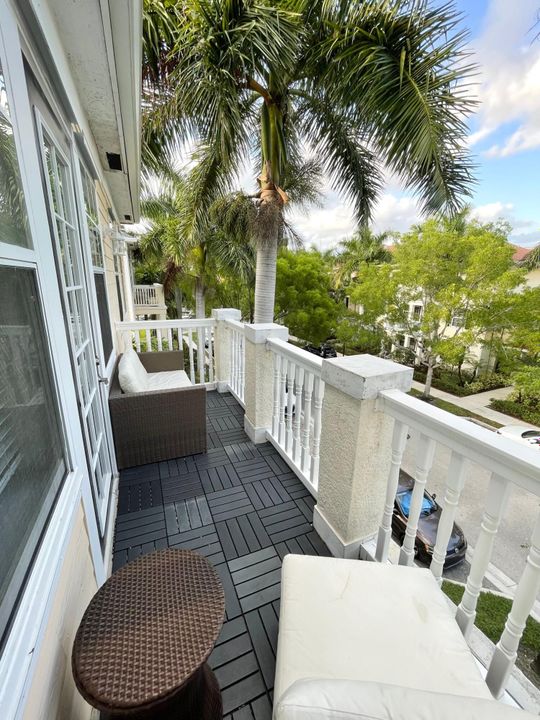 合同活跃: $2,650 (2 贝兹, 2 浴室, 1211 平方英尺)