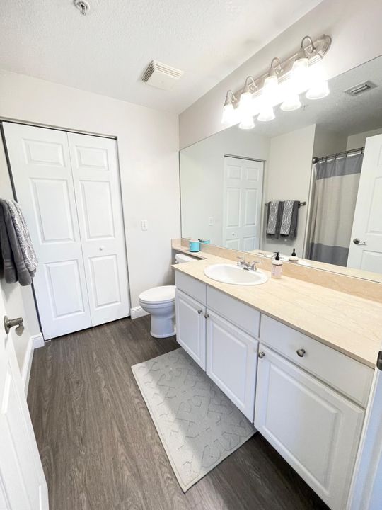 合同活跃: $2,650 (2 贝兹, 2 浴室, 1211 平方英尺)