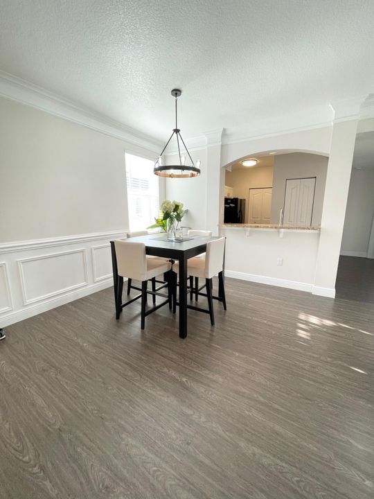 合同活跃: $2,650 (2 贝兹, 2 浴室, 1211 平方英尺)