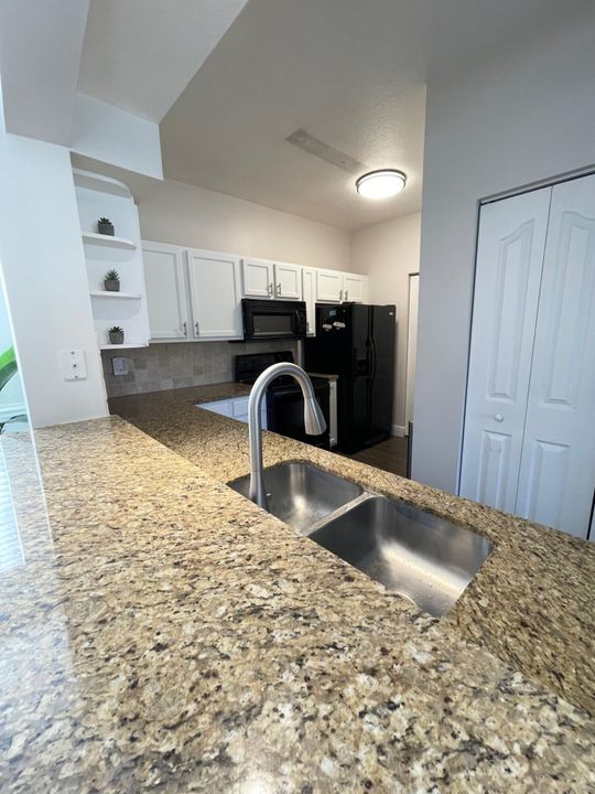 合同活跃: $2,650 (2 贝兹, 2 浴室, 1211 平方英尺)