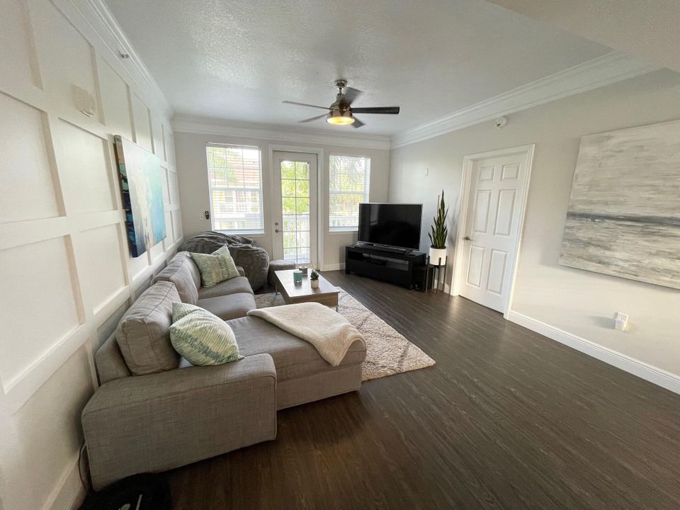 合同活跃: $2,650 (2 贝兹, 2 浴室, 1211 平方英尺)