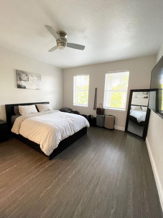 合同活跃: $2,650 (2 贝兹, 2 浴室, 1211 平方英尺)