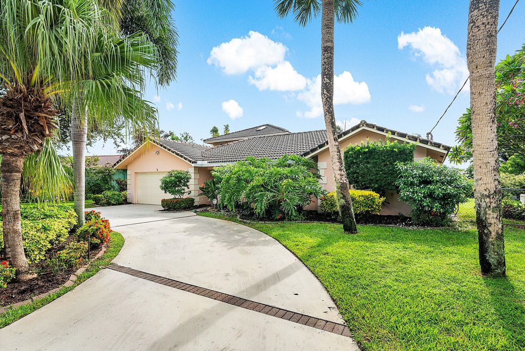 合同活跃: $1,045,000 (4 贝兹, 3 浴室, 2511 平方英尺)