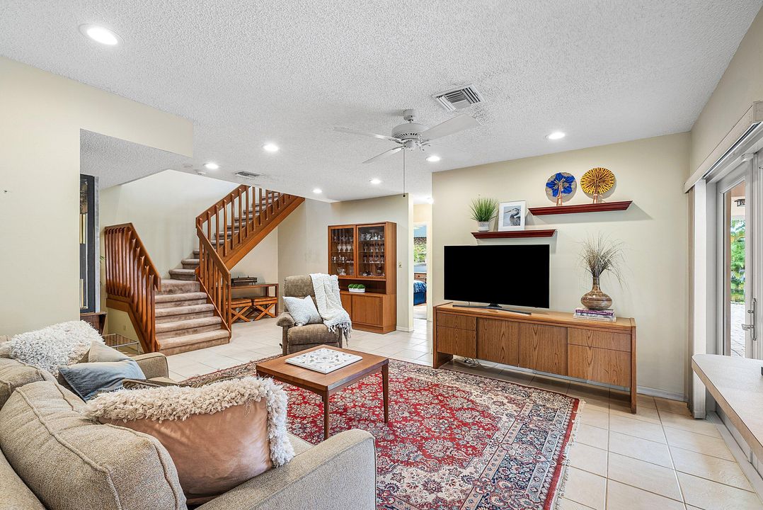 合同活跃: $1,045,000 (4 贝兹, 3 浴室, 2511 平方英尺)