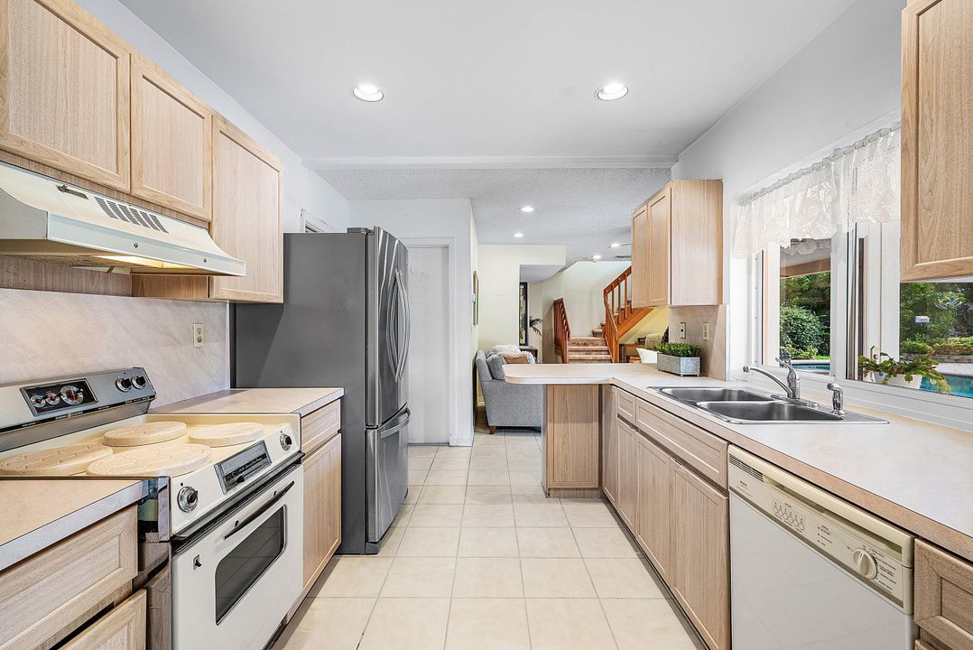 合同活跃: $1,045,000 (4 贝兹, 3 浴室, 2511 平方英尺)