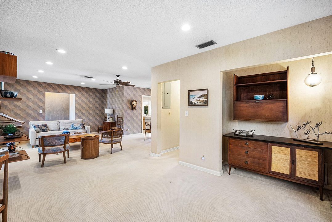 合同活跃: $1,045,000 (4 贝兹, 3 浴室, 2511 平方英尺)