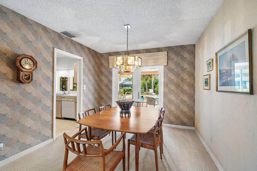 合同活跃: $1,045,000 (4 贝兹, 3 浴室, 2511 平方英尺)