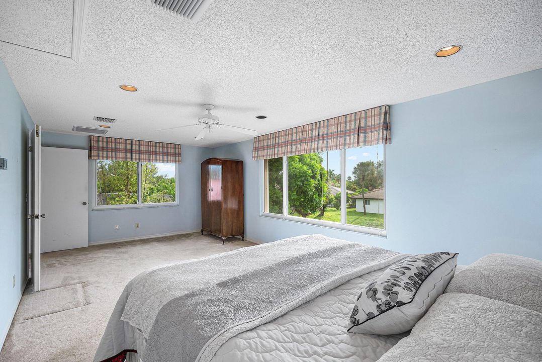 合同活跃: $1,045,000 (4 贝兹, 3 浴室, 2511 平方英尺)