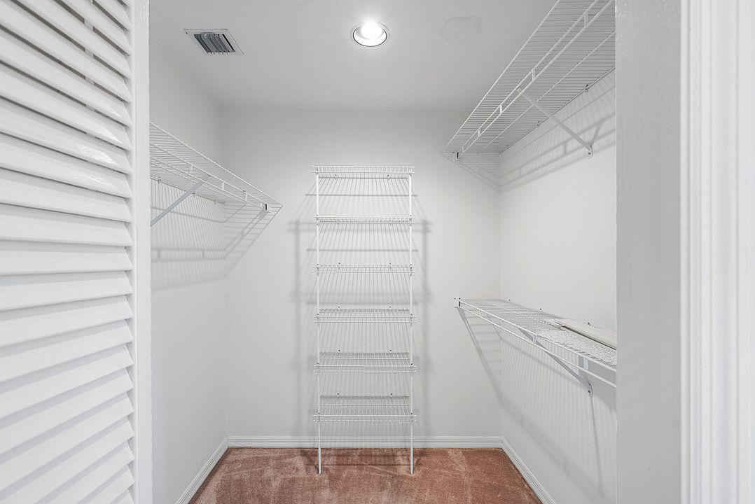 合同活跃: $1,045,000 (4 贝兹, 3 浴室, 2511 平方英尺)