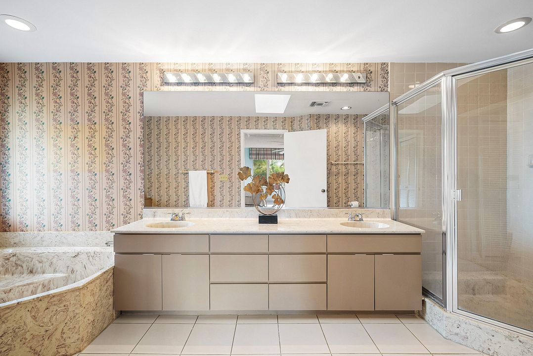 合同活跃: $1,045,000 (4 贝兹, 3 浴室, 2511 平方英尺)