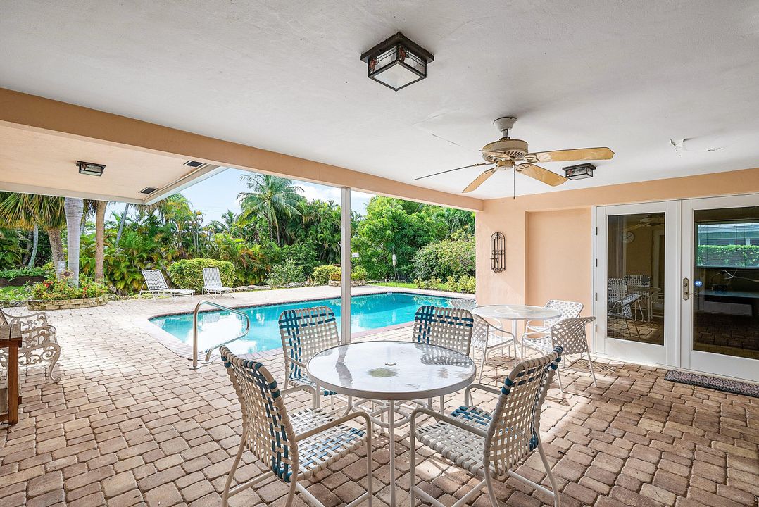 合同活跃: $1,045,000 (4 贝兹, 3 浴室, 2511 平方英尺)