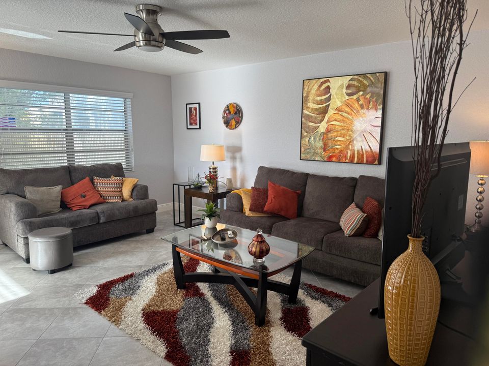 Active With Contract: $109,900 (2 beds, 2 baths, 910 Square Feet)