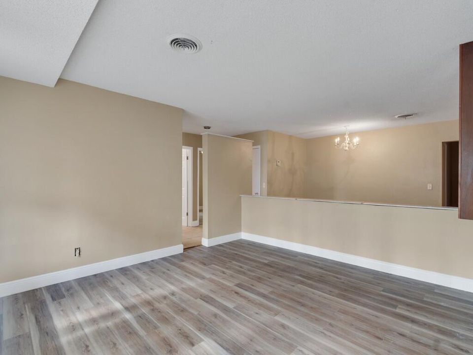 Activo con contrato: $299,999 (3 camas, 3 baños, 1976 Pies cuadrados)