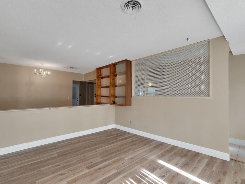 Activo con contrato: $299,999 (3 camas, 3 baños, 1976 Pies cuadrados)