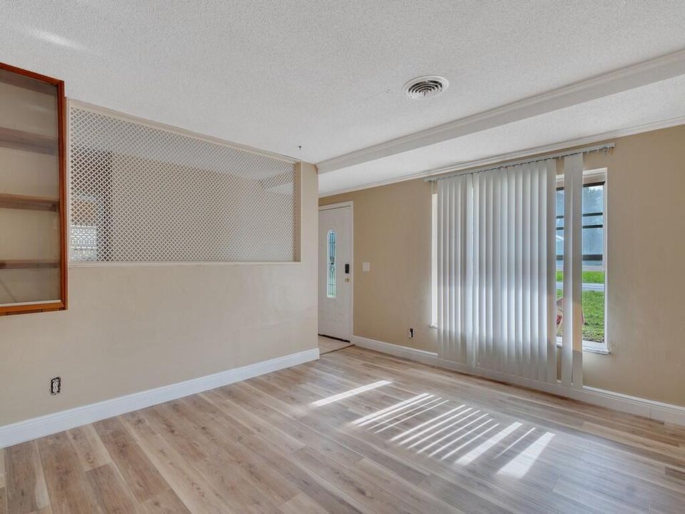 Activo con contrato: $299,999 (3 camas, 3 baños, 1976 Pies cuadrados)