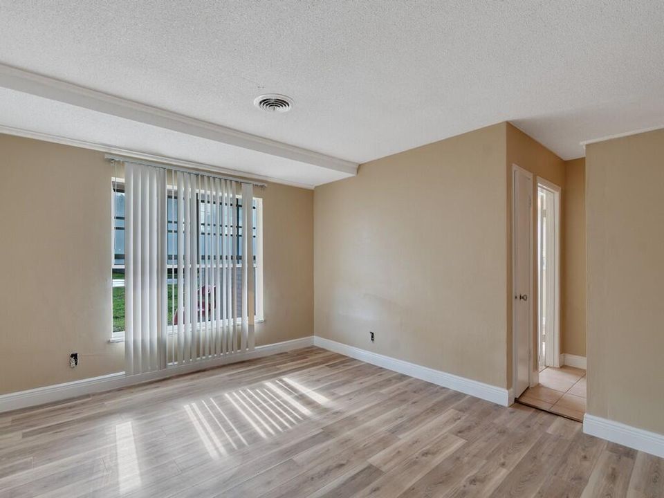 Activo con contrato: $299,999 (3 camas, 3 baños, 1976 Pies cuadrados)