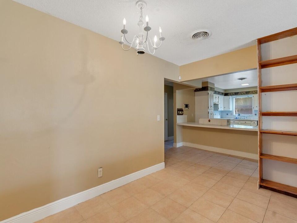 Activo con contrato: $299,999 (3 camas, 3 baños, 1976 Pies cuadrados)