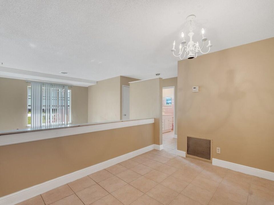 Activo con contrato: $299,999 (3 camas, 3 baños, 1976 Pies cuadrados)