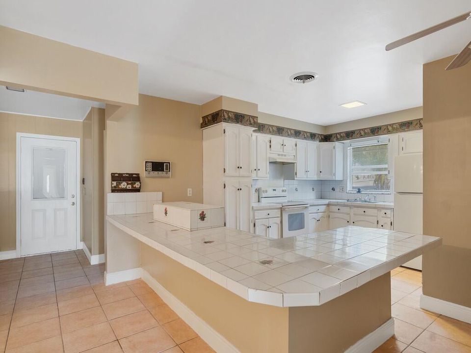 Activo con contrato: $299,999 (3 camas, 3 baños, 1976 Pies cuadrados)