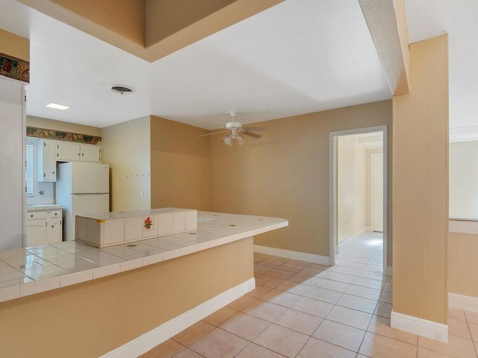 Activo con contrato: $299,999 (3 camas, 3 baños, 1976 Pies cuadrados)